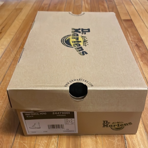 NIB  dr martens womens size 6 - Picture 2 of 9